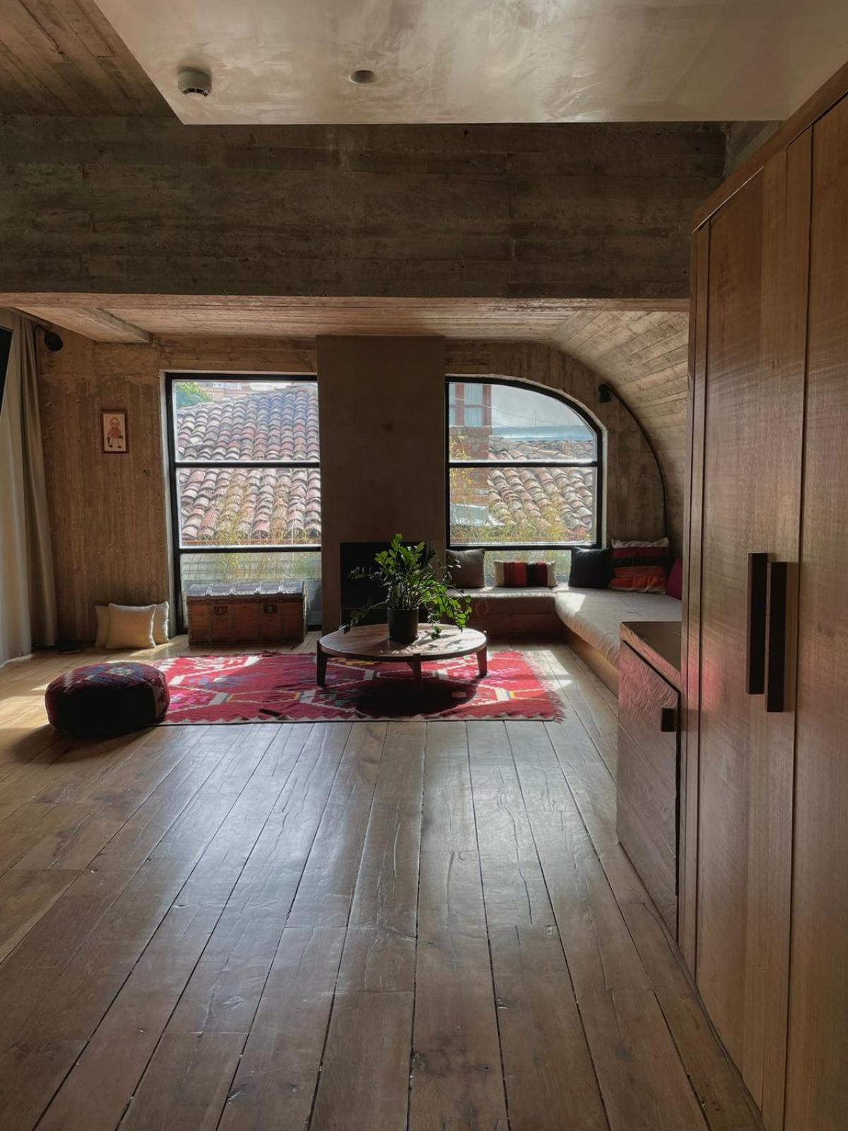 In Gallery & Hotel Korcza